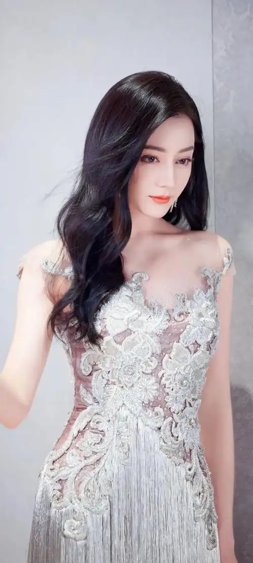 迪丽热巴,这位来自新疆的美丽女子,如同璀璨星辰般闪耀在娱乐圈的广阔