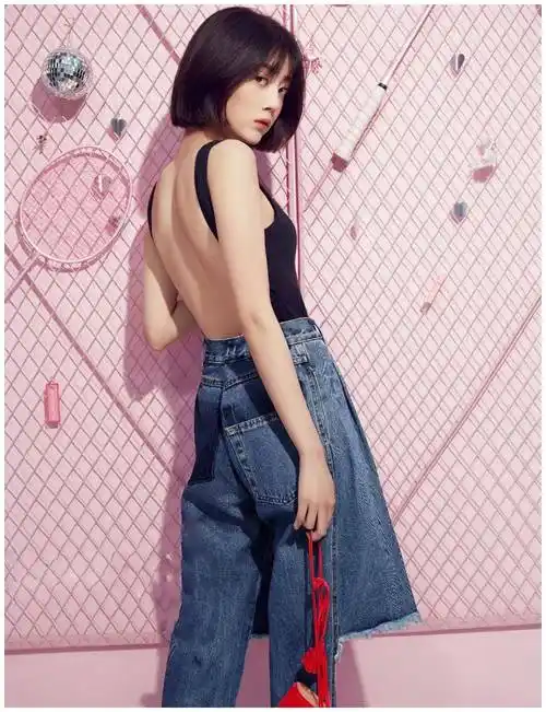 84斤李溪芮,仗着身材好就任性,挑战7款露肩造型,比例惊艳!