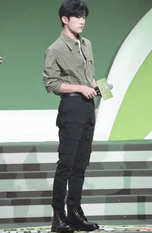 可能是因为上衣扎进裤子里和马丁靴的原因,感觉千玺瞬间又高了好多,1