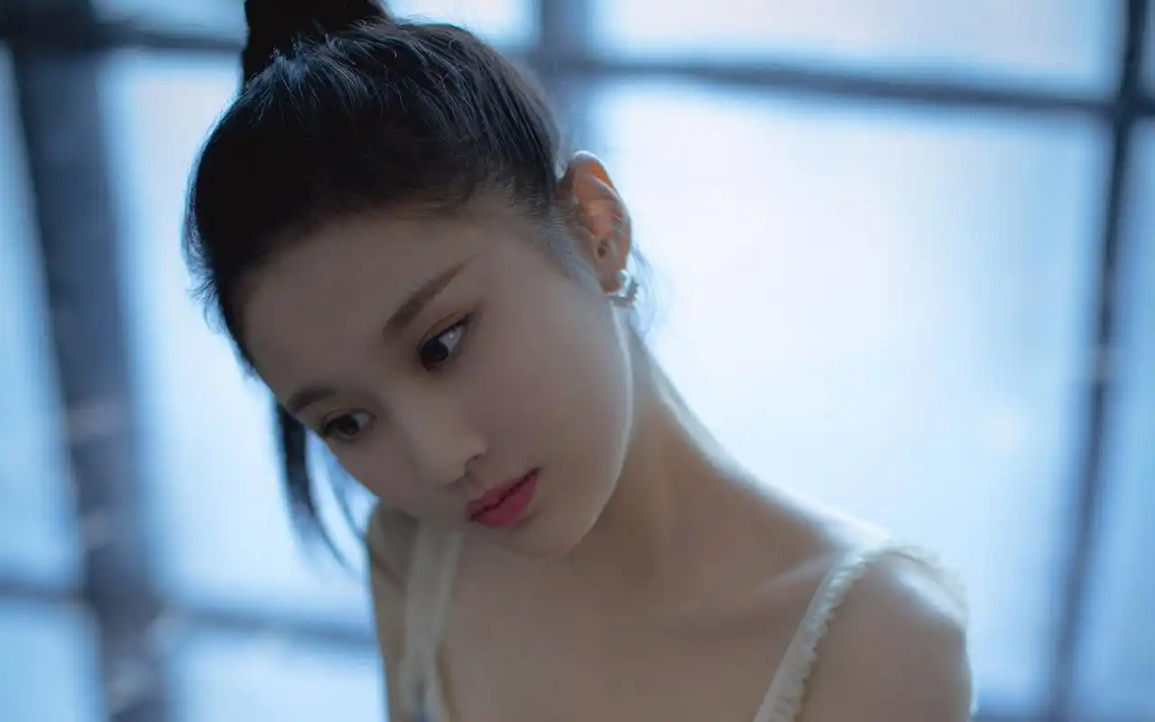 张慧雯烟花吊带裙高清桌面壁纸