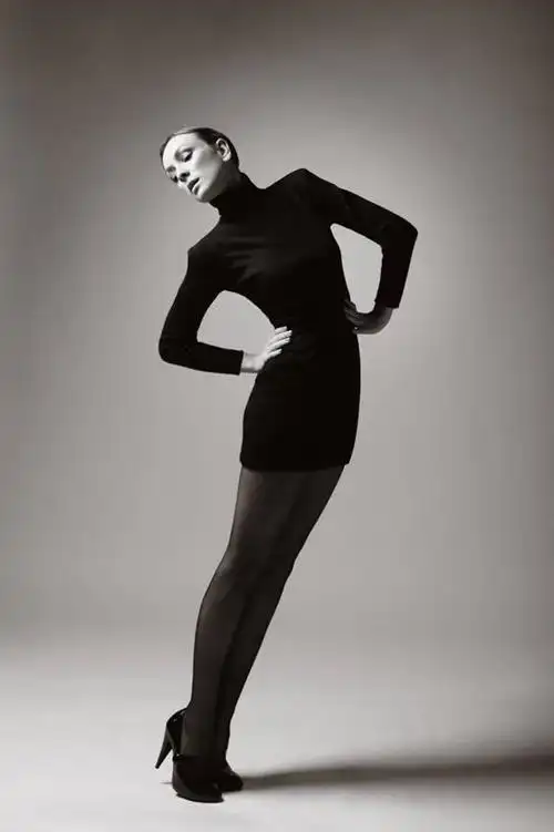 西方人,一个人,模特,站,竖图,黑白,室内,白天,正面,高跟鞋,时尚,性感