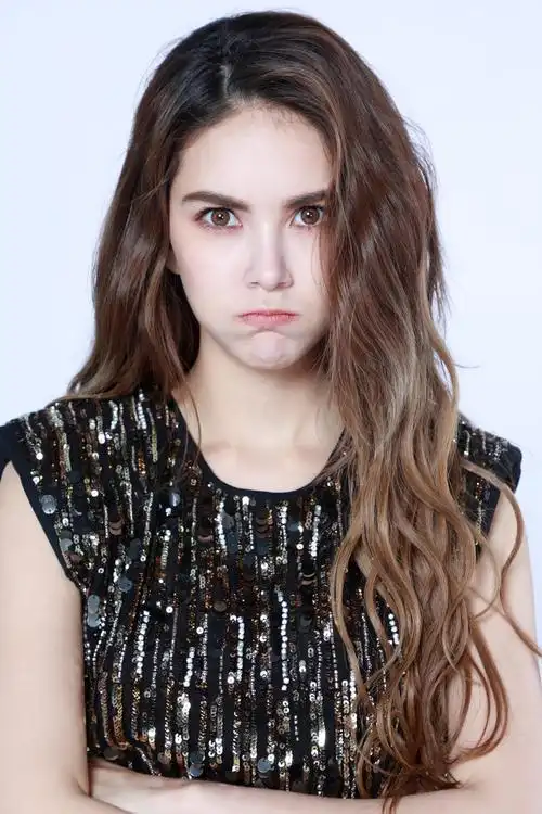 近日,昆凌最新写真曝光大秀美背.