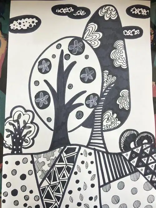 线描大树儿童画