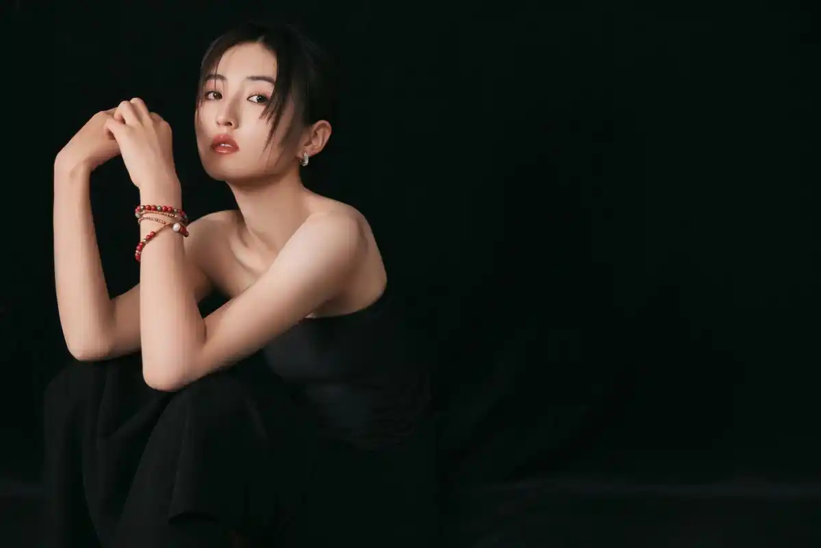 张子枫华表奖条纹抹胸搭配修身长裙造型,这锁骨好绝!