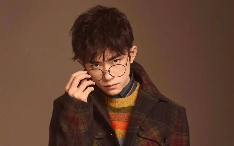 易烊千玺代言海报桌面壁纸