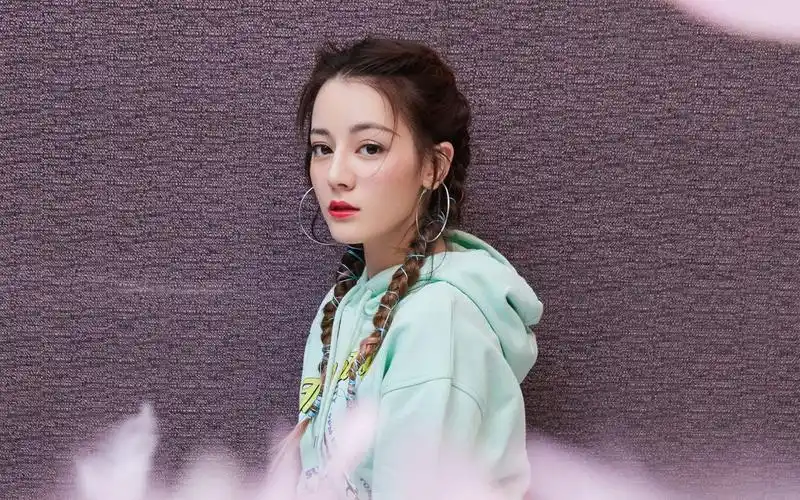 迪丽热巴甜美壁纸(2/7)