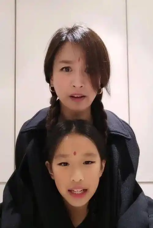 已经超过了妈妈的肩膀,长开了许多比小时候更加好看,张庭则美丽的十分