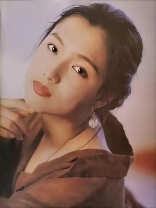 我们的故事爱就爱到值得,年轻的郑秀文太漂亮了,婴儿肥好美