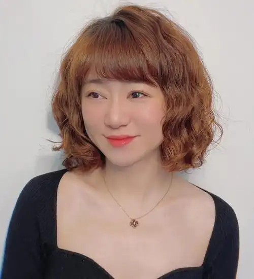 放弃你的"大妈卷"吧,女人40岁后更适合这5款发型,减龄有气质插图10