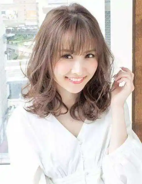 腮帮子宽适合什么长发发型的简单介绍-图1