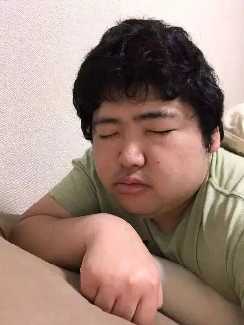 超丑肥宅男找了个不离不弃的漂亮女友成网红网友大呼不公平