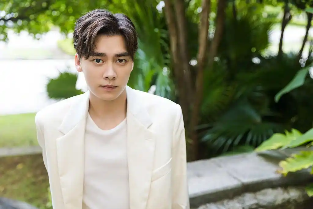 李易峰白西装清新优雅妥妥贵公子 绿植背景添清爽帅气|李易峰|绿植