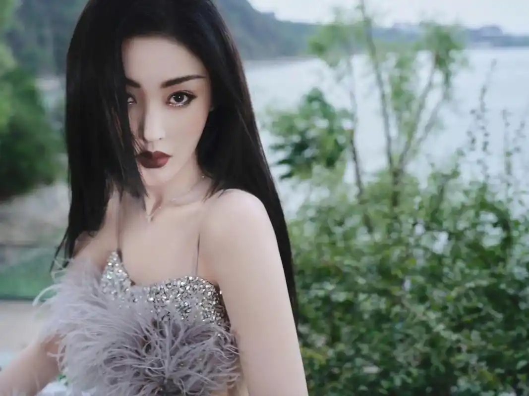 品牌代言人 张天爱 身穿cocoon高定礼服出席栩栩华生时尚 - 抖音