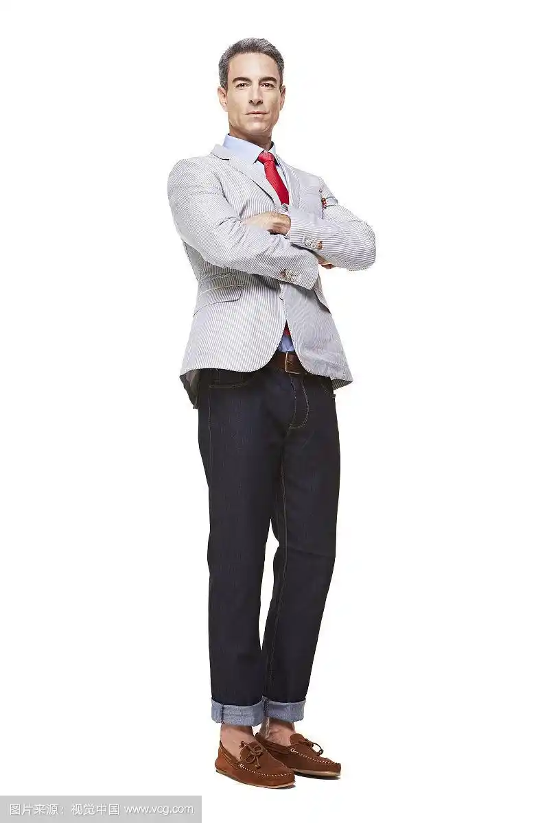 摄影:穿着休闲的成熟男子站着的姿势
