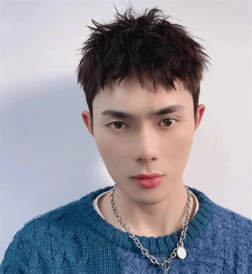 谁说男生短发就不好看,做出造型就超好看.