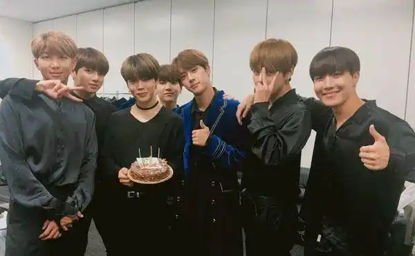 防弹少年团再被私生饭骚扰,私生饭们的行为真的很奇葩_明星_因为_活动