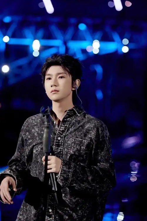 王源江苏卫视跨年晚会彩排照##王源官宣加盟江苏卫视跨年