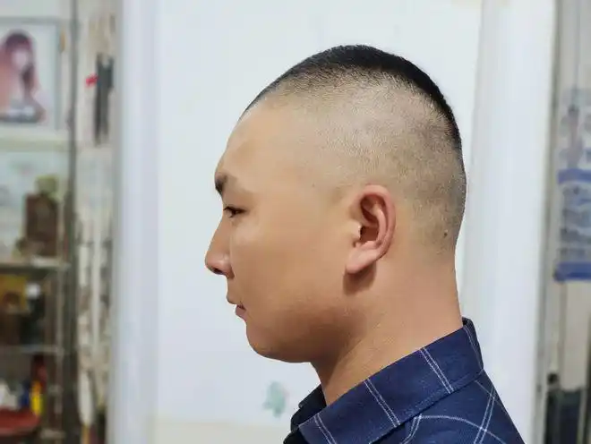 男士是不会打理发型的,对于这些男士来说,选择清爽小寸头是再好不过了