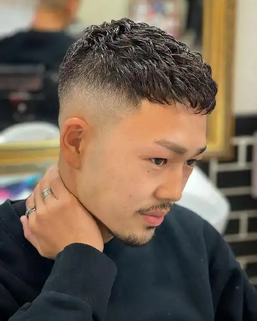 男士烫发多种多样,纹理烫可以说是比较常见的一种烫发,蓬松自然还时尚