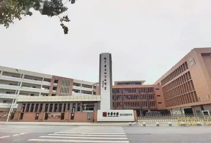 刚刚,《辉哥说楼市》向浦口教育部门了解,浦口城南中心引进的中华中学