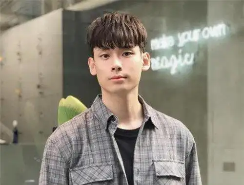 额头高的男性喜欢什么发型韩国男明星刘海发型示范