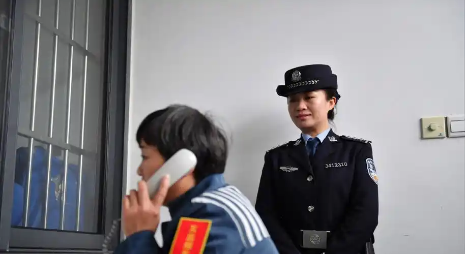 女白领赵醒贪污24万被判7年,一入监狱就耍花招,狱警:太狡猾了