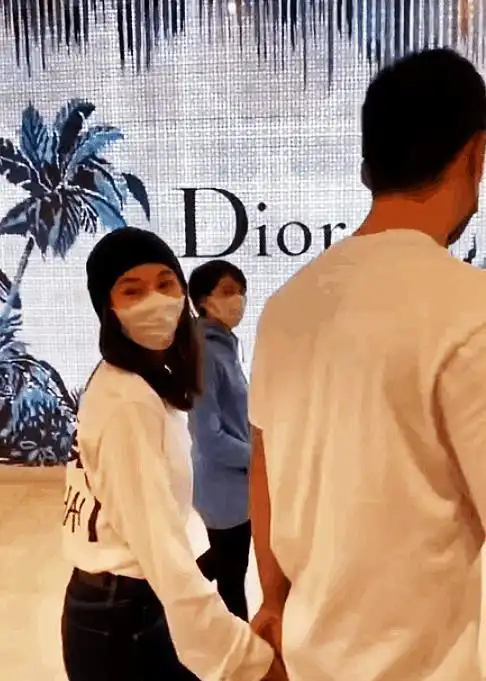 王子文和吴永恩牵手逛街,从镜头前甜到镜头外, 却不被看好