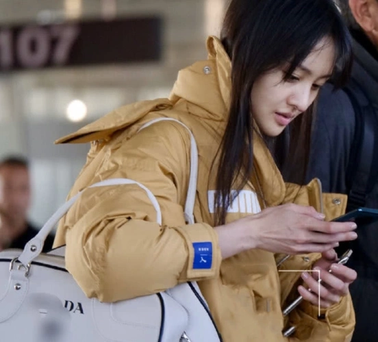 郑爽素颜现身痘印疤痕明显,"巫妖鼻"太瞩目,网友:可以当"凶器"了吧!