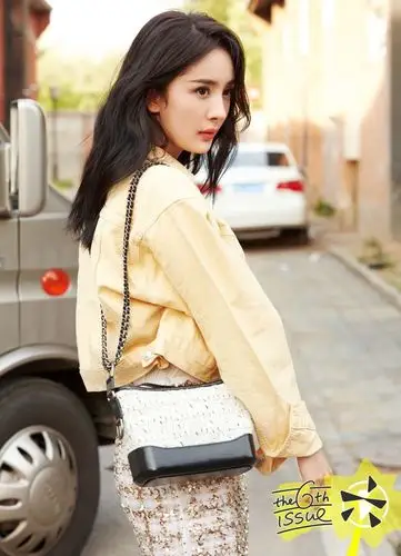 [杨幂][新闻]170703 时尚幂演绎花样风格 杨幂最新街拍大片出炉