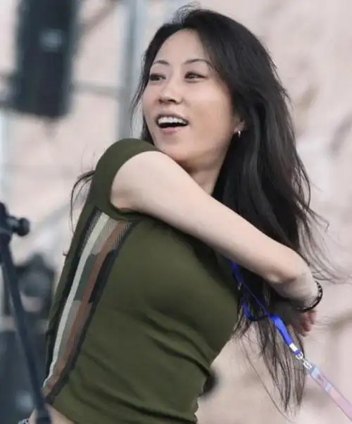 姜昕含泪退出窦唯王菲三角恋结婚后丈夫又自杀她如今怎样