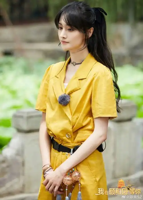 郑爽分享六宫格美照 穿明黄连衣裙秀纤纤玉臂温婉可人