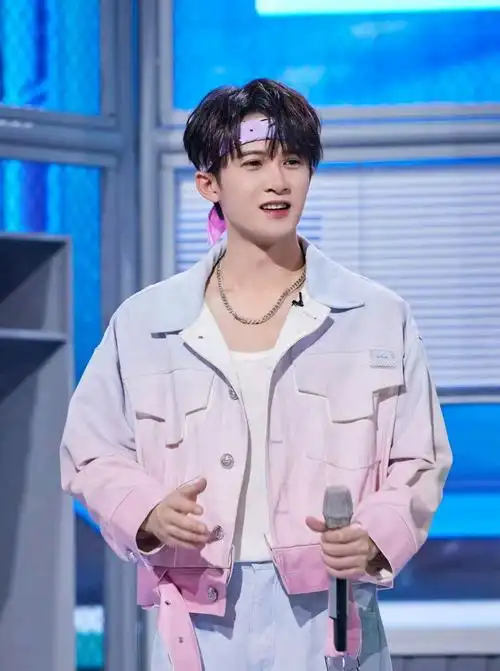 《长相思》:幸亏杨洋拒演 《长相思》中的相柳是个白发白衣的形象,连