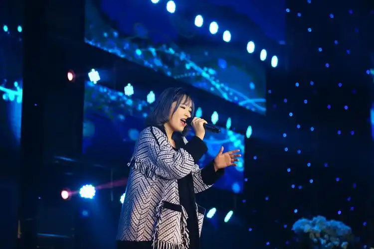 在今年夏天的《超级女声》比赛中,"圈9"演唱动漫歌曲一路过关斩将,从