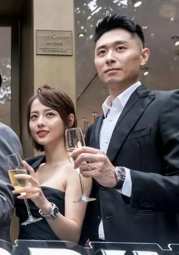 张嘉倪携丈夫现身,一袭小黑裙精致优雅,188cm买超穿西装太帅了