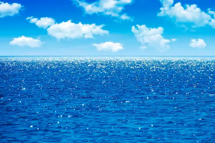 平静的海面图片