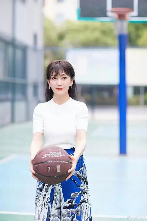 赵雅芝发布一组运动写真自信投篮活力十足