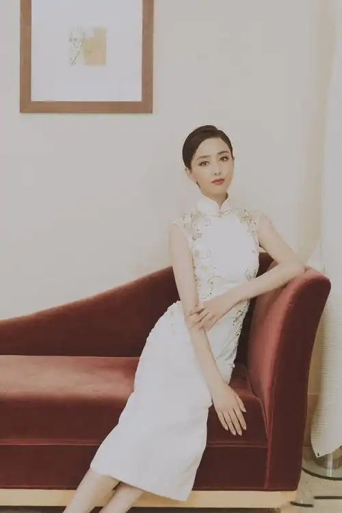 佟丽娅穿白色旗袍亮相活动优雅大方女人味十足简直是仙女下凡啊