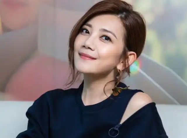 梁静茹称有在约会聊天积极寻求新的爱情曾因丈夫出轨选择离婚