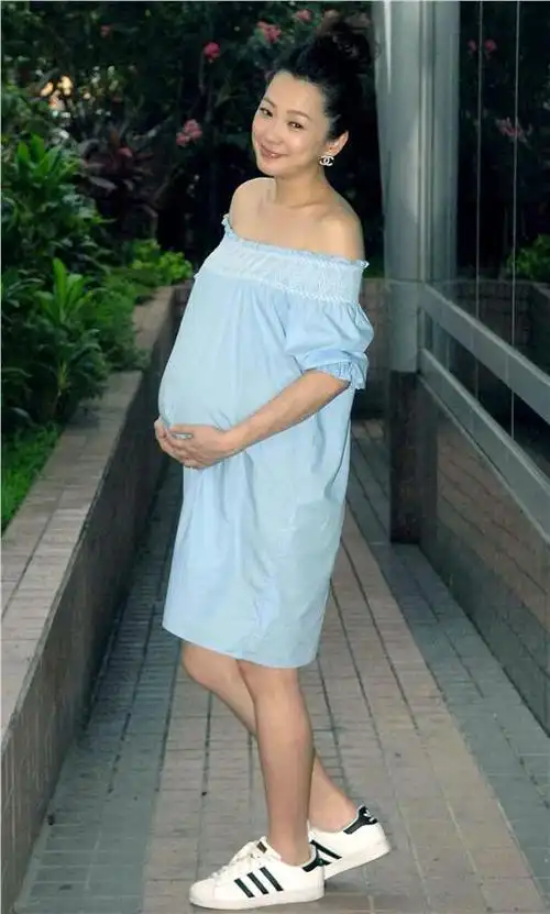 六月女儿"随时冲出来"挺肚宣传新戏