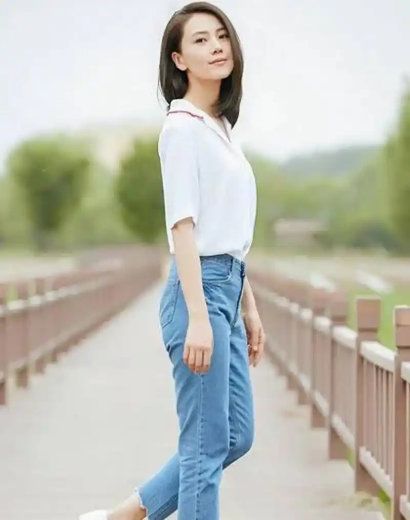 高圆圆惊艳到国外去了,穿黑色亮片连衣裙配齐肩发型,美得真高级