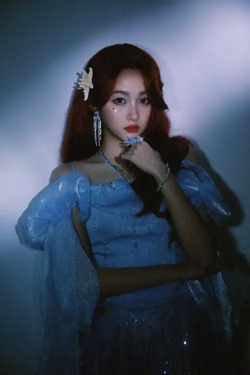 关晓彤人鱼亮片妆##关晓彤红发小美人鱼