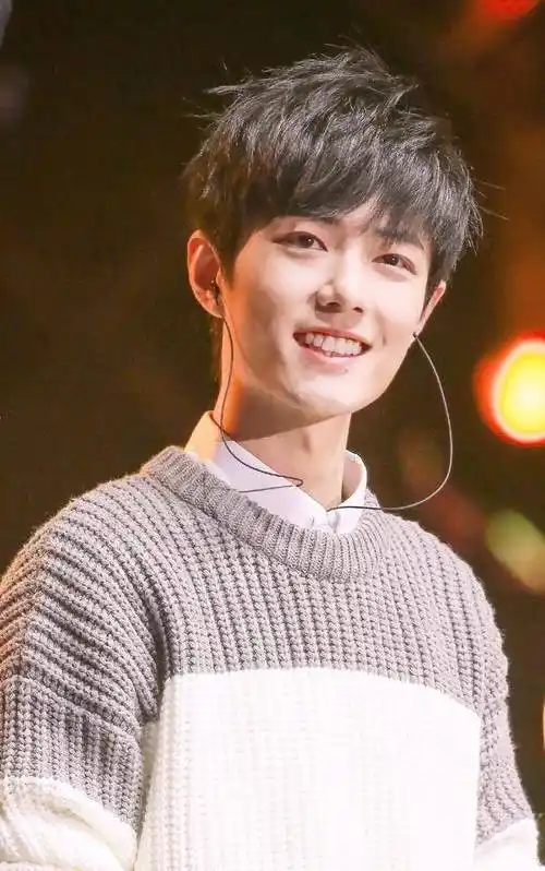 肖战新照笑容不再,粉丝:曾经那个爱笑的战战去哪了?_眼神_保护_镜头