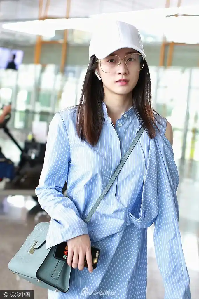新浪娱乐讯 7月21日,张雪迎身着条纹衬衫裙现身机场清纯靓丽,获外国
