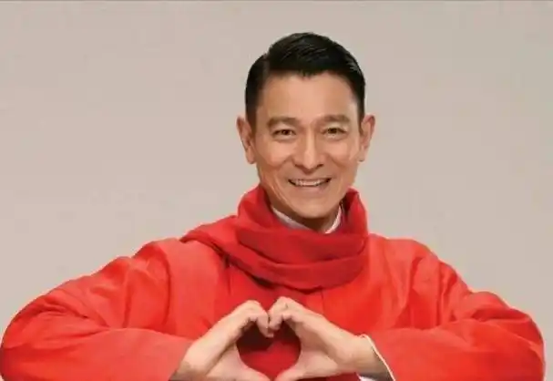 刘德华断崖式衰老,满头白发啤酒肚明显,网友泪目:该退休了!