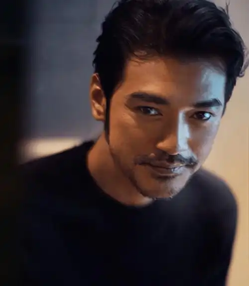 金城武近照曝光!留胡子亮相杂志封面,男神魅力依旧