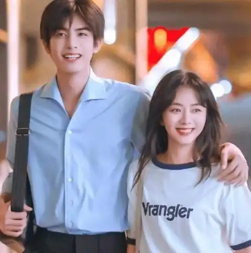 有种意外叫荧幕情侣年龄差,谭松韵宋威龙9岁,他俩相差20岁很配