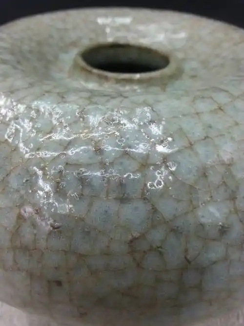 宋代粉青鳝血纹官窑苹果尊瓷器,现求价值几何?