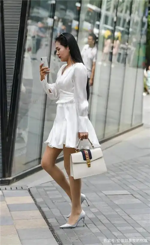 白色连衣裙搭配肉色丝袜 高跟鞋,也挺简单精致的