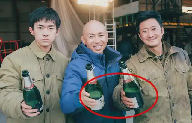 千玺已经成年喝酒很正常,更何况电影杀青在庆功宴难免需要碰杯庆祝.