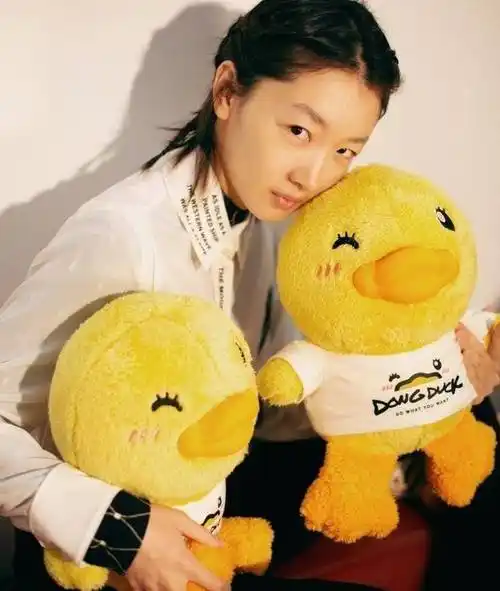 周冬雨的凝视又名小黄鸭的凝视,周冬雨有个外号就叫"小黄鸭",由于该层